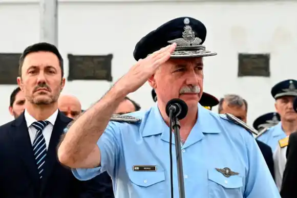 Los vuelos “personales” del exjefe de la Fuerza Aérea Argentina para ver a su novia costaron US$135.000