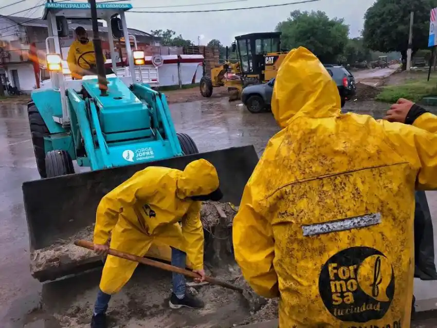 Intensas tareas de limpieza del drenaje urbano