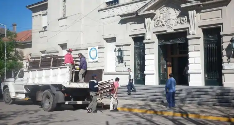Entregaron los mobiliarios adquiridos con el Fondo Educativo