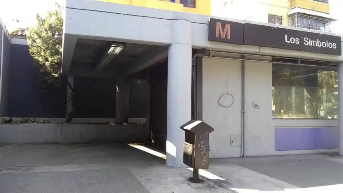 ¡CON UN CUCHILLO Y BAJO AMENAZA DE PRENDERLA EN FUEGO! Hombre raptó a su expareja en el Metro de Caracas