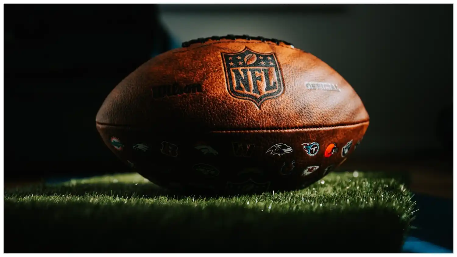 Con la nueva temporada de la NFL en marcha, los reflectores apuntan a las cifras astronómicas que rodean a las máximas estrellas del fútbol. Foto: shutterstock.com.