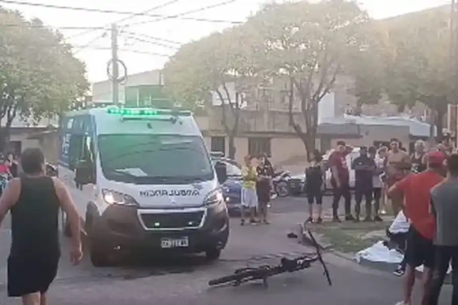 Feroz asesinato de un joven: lo balearon y lo remataron en el piso en la zona oeste de Rosario