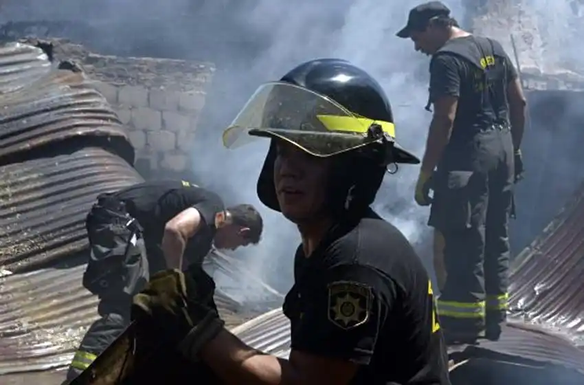 Un hombre falleció durante un voraz incendio en un depósito de escobas