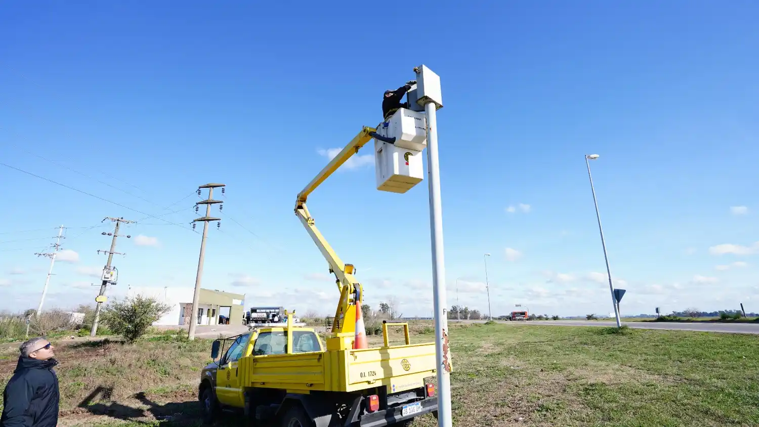 Avanzan obras de iluminación en rutas bonaerenses: cuáles son los siete municipios que fueron beneficiados por Provincia