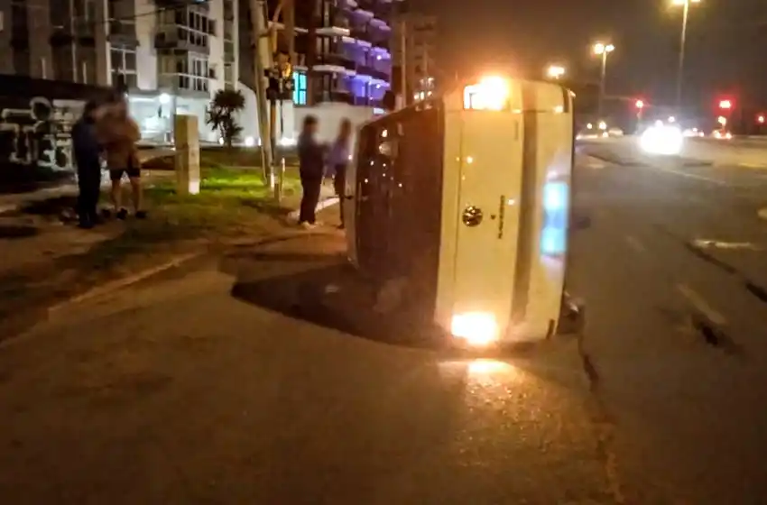 Un insólito siniestro se dio en la Costa y un Saveiro terminó volcado