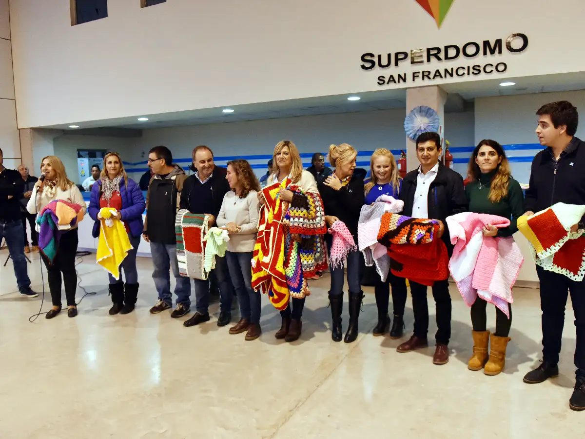 Las tejedoras solidarias  entregaron 400 prendas   