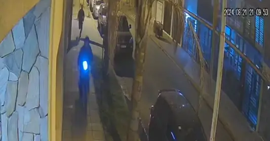 Dejó la moto en la vereda de su casa y se la robaron