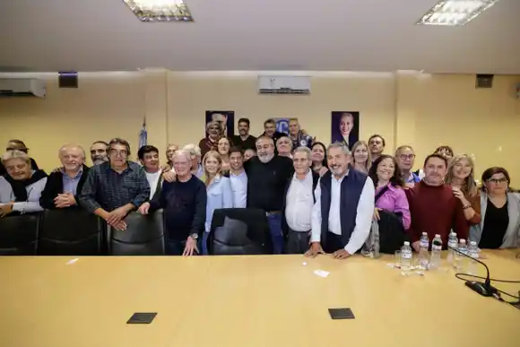 En medio de la interna que divide al peronismo, Kicillof se mostró con las tres centrales obreras