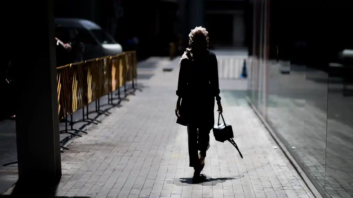 Mujer caminando por la calle tranquila