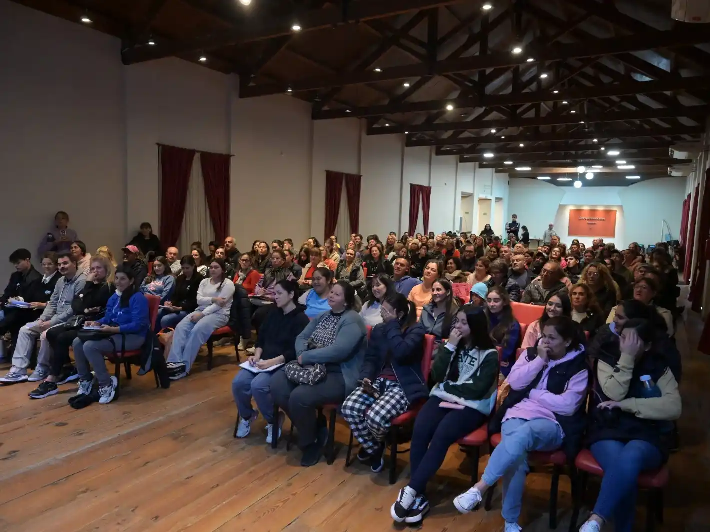 Se ultimaron detalles en la organización de los stands para el 25 de mayo