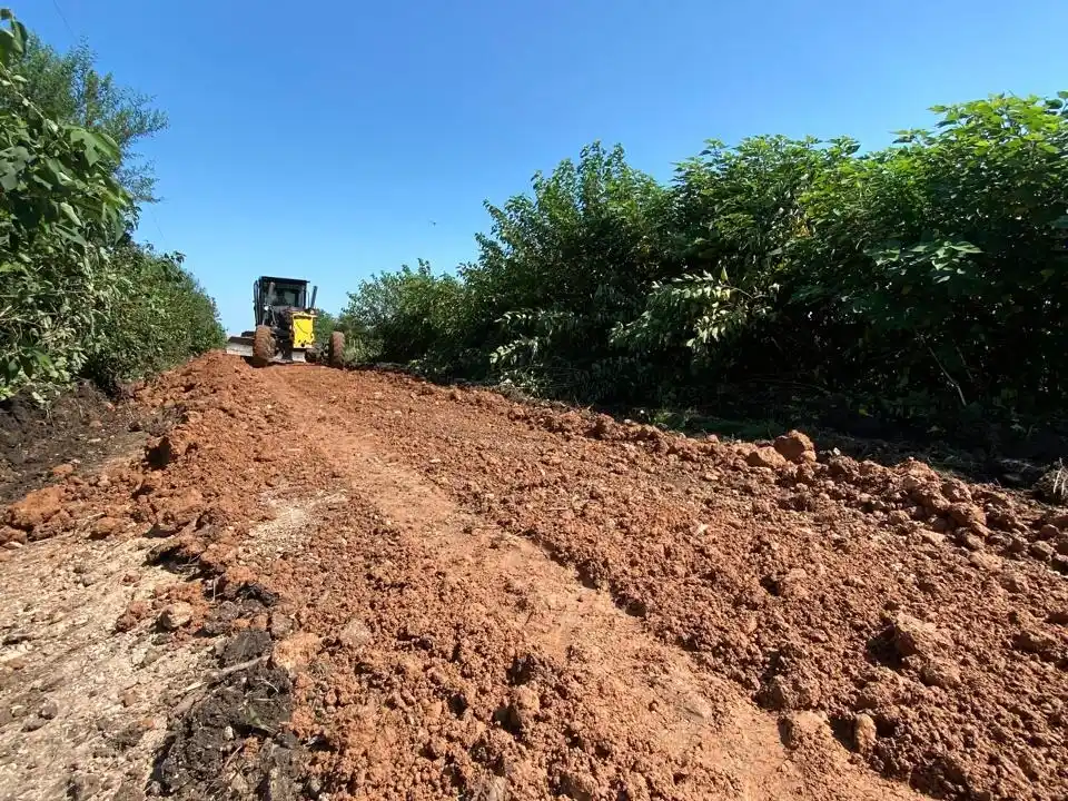 Avanzan las obras en la Ruta Provincial N°20 mientras crecen los reclamos por los caminos rurales