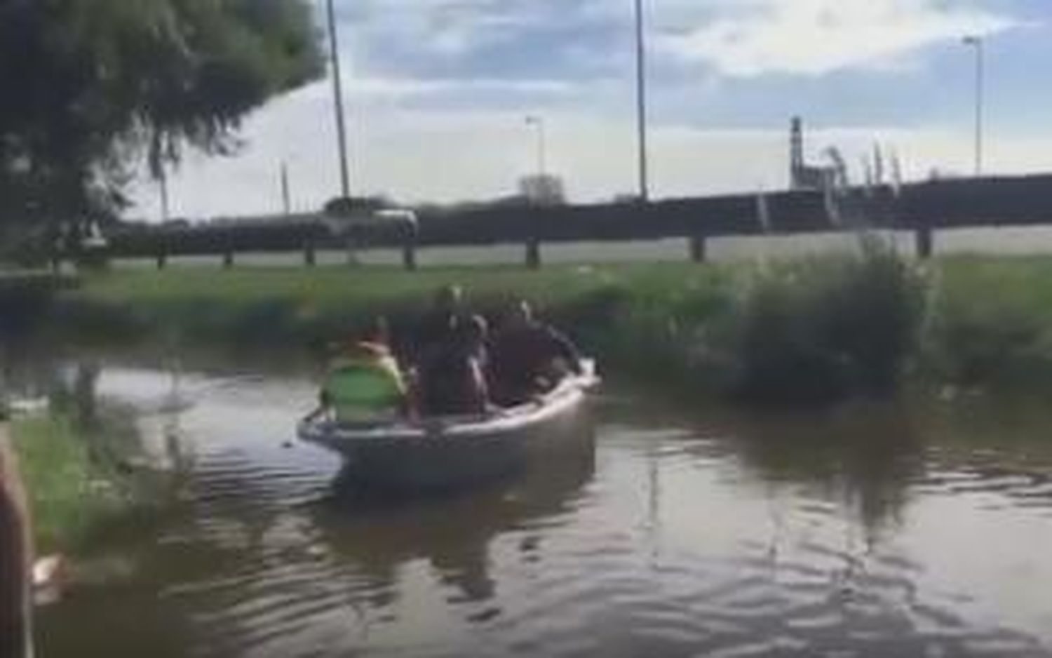 Pilar: Ducoté desmintió montaje de spot de propaganda en una zanja simulando recorrer zonas inundadas del distrito