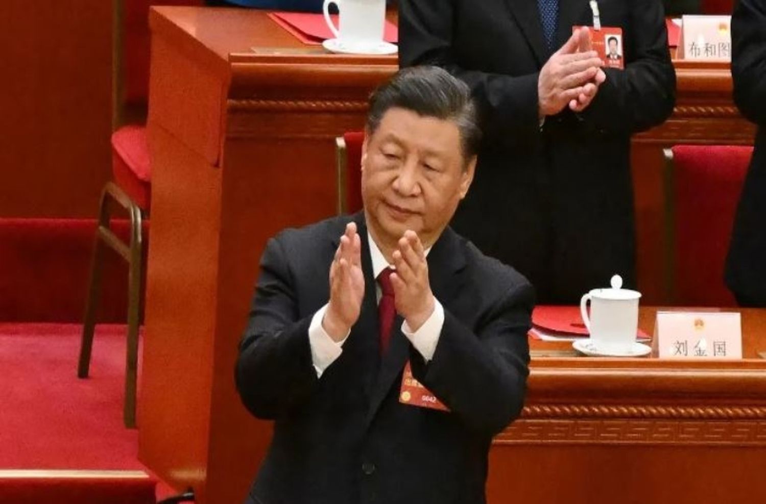 Xi Jinping quiere mediar en la guerra de Ucrania y pidió convertir al ejército en “una Gran Muralla de acero”