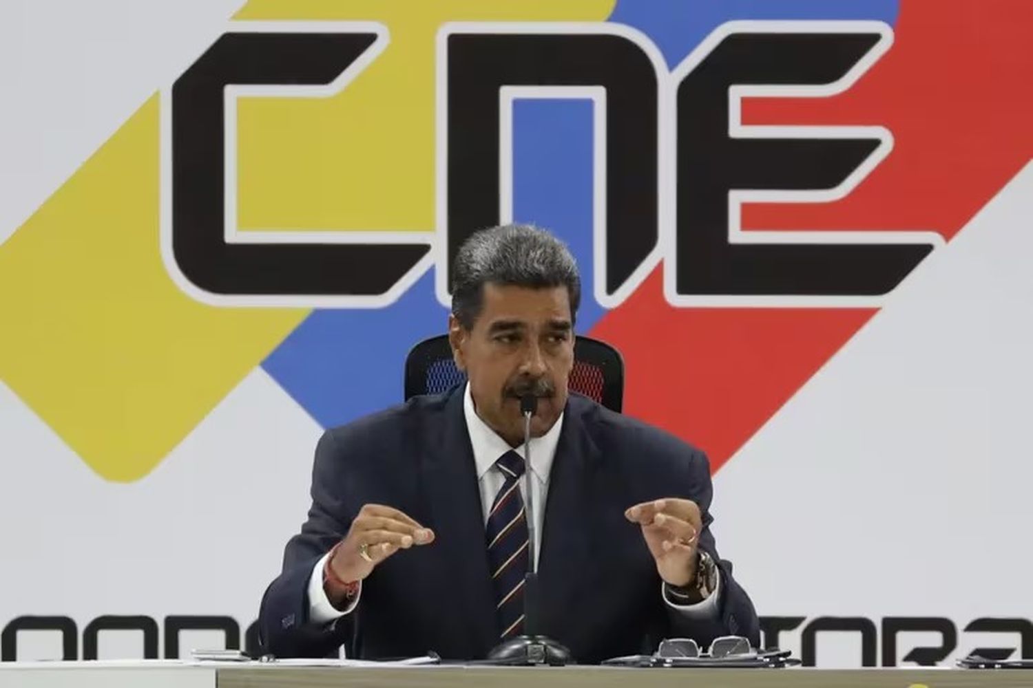El presidente de Venezuela, Nicolás Maduro, habla luego de auto proclamarse reelecto por el Consejo Nacional Electoral