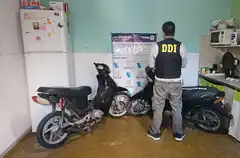 Allanaron un domicilio y encontraron dos motos robadas y marihuana