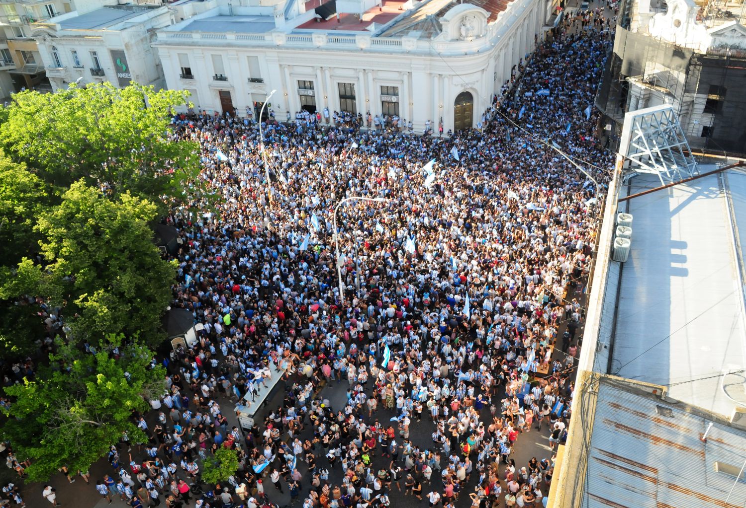 Los festejos sin limites de las multitudes tandilenses.