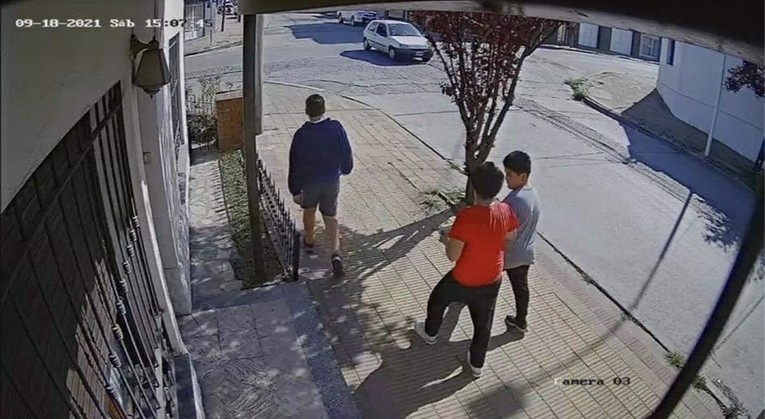 Grafitearon las paredes de una vivienda y quedaron registrados en las cámaras de seguridad