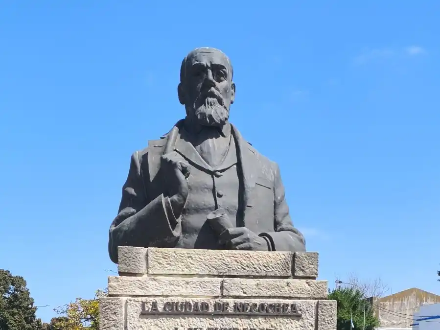 El monumento a Ángel I. Murga nos cuenta quién es y por qué está ahí