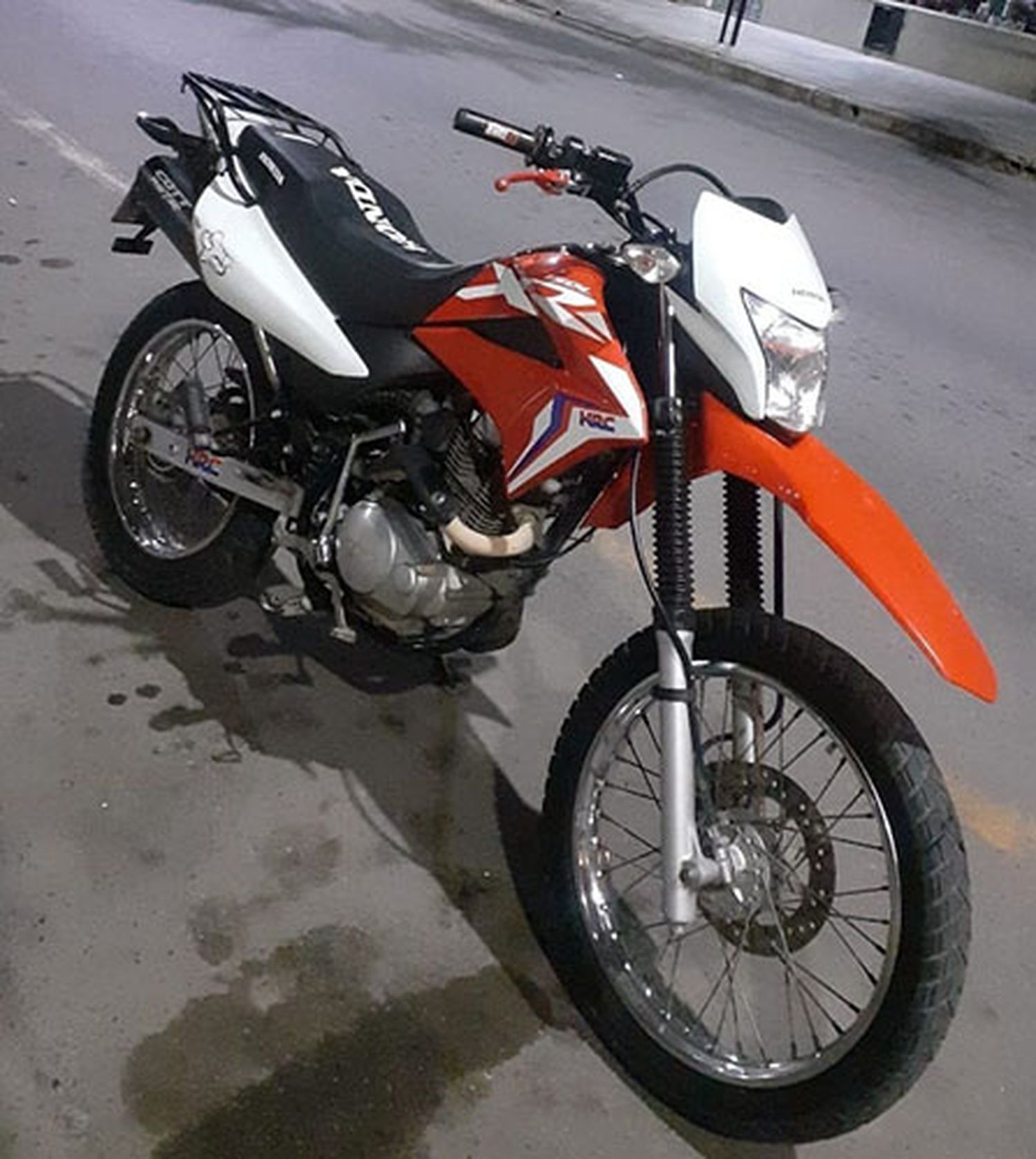 Robaron una moto luego de violentar un portón de rejas