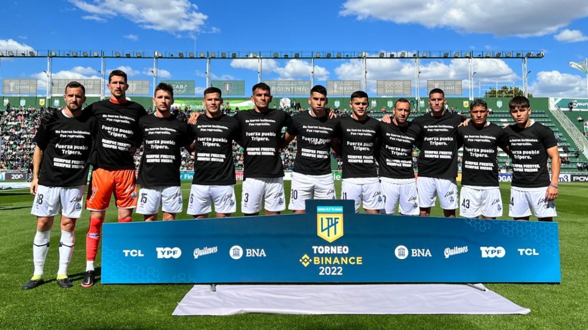La remera de los jugadores de Gimnasia: “No fueron incidentes, fue represión”