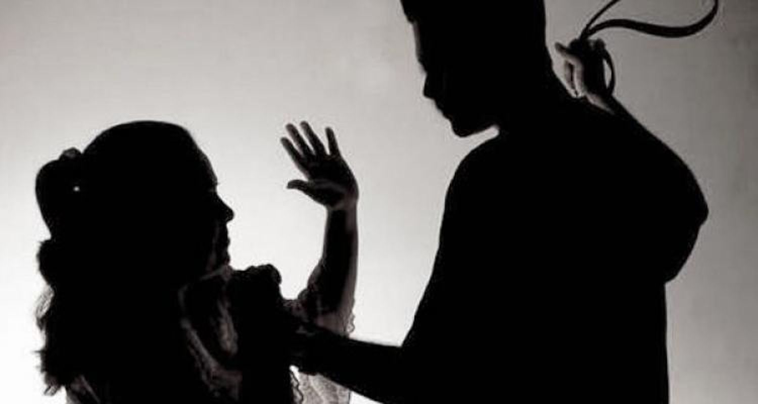 Un joven fue detenido por pegarle a su pareja