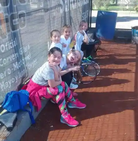 Más de 40 chicos participaron de un torneo  en la cancha de tenis del polideportivo Municipal