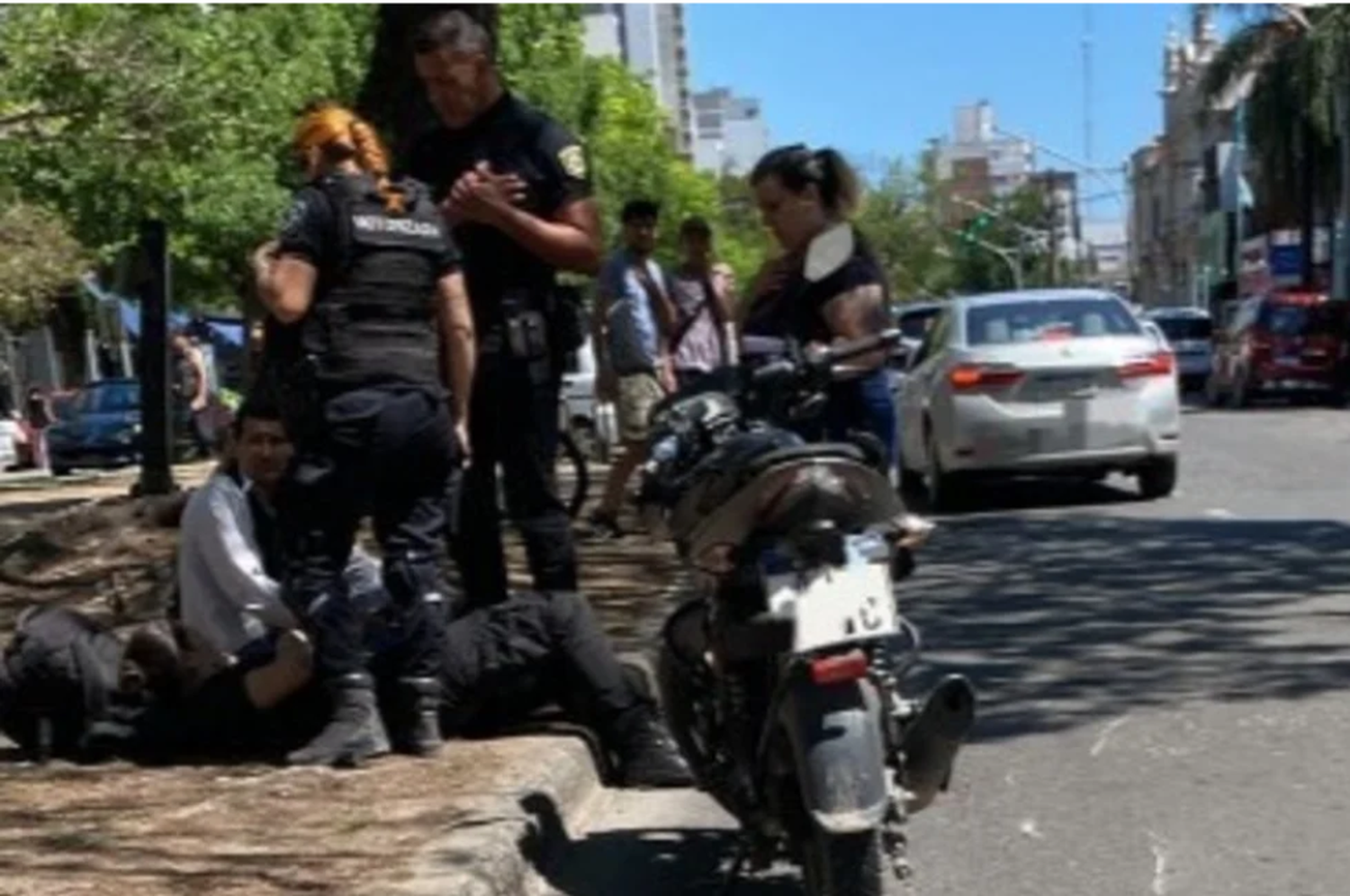 En pleno boulevard: una mujer policía derrapó con su moto