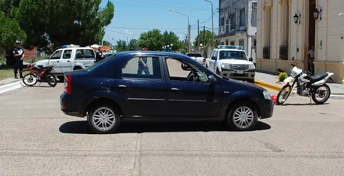 Una mujer sufrió graves lesiones tras ser embestida por un auto 