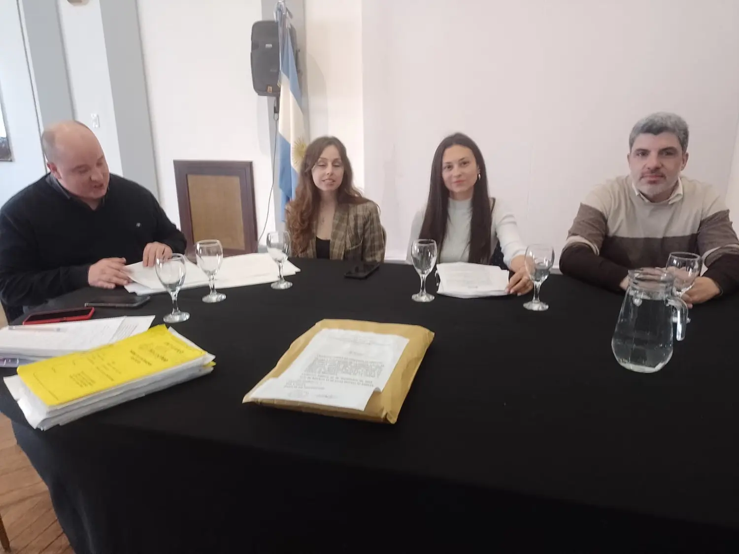 Comisión evaluadora junto al sobre de la única oferta presentada
