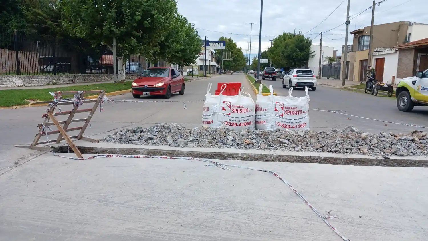 El fracturado pavimento de la Avenida Sarmiento está siendo reparado.