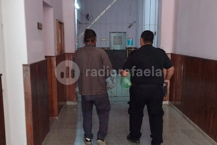 Lo detuvieron por violencia de género y le secuestraron un hacha