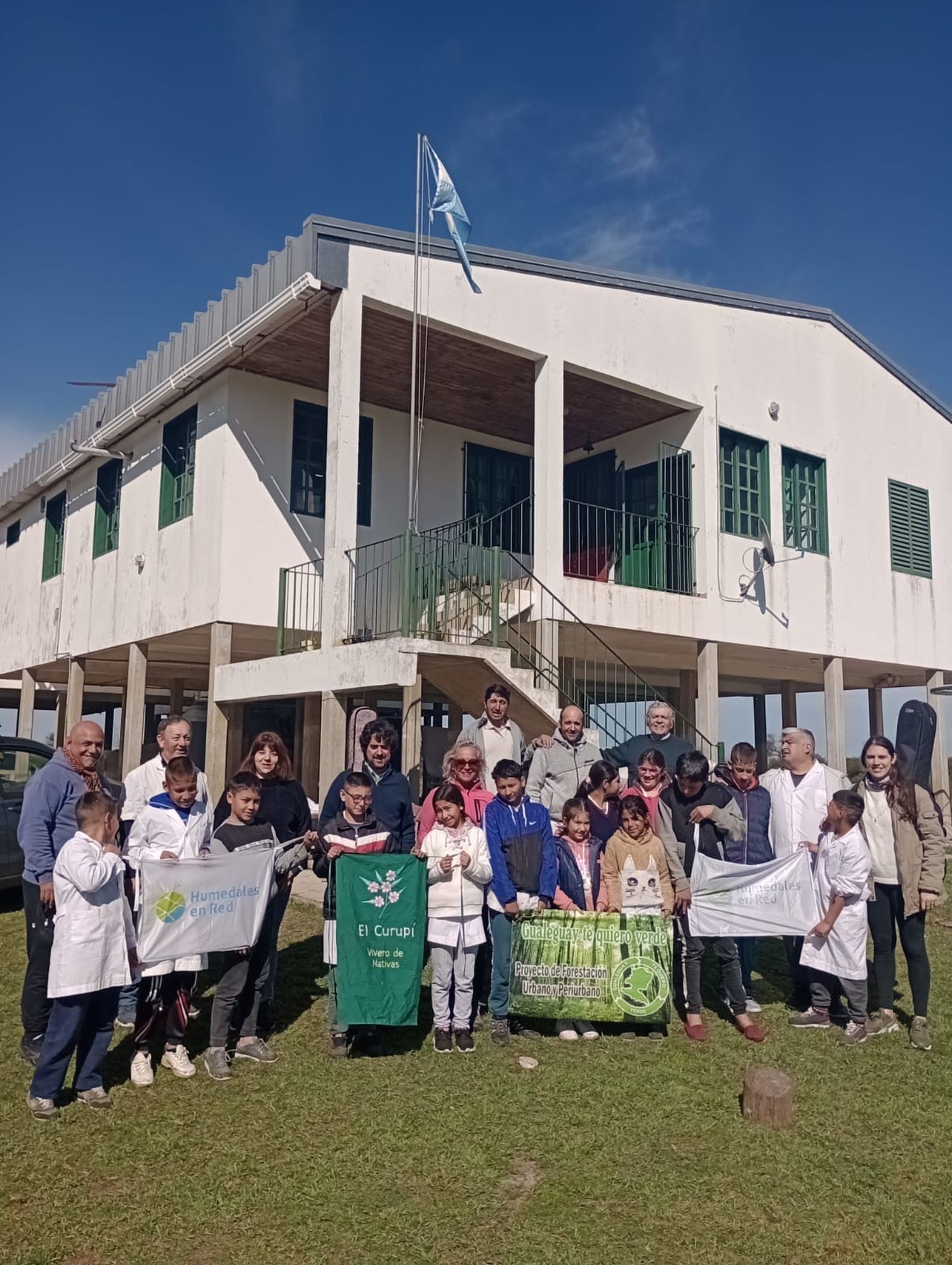 La comunidad educativa junto a los visitantes de honor.
