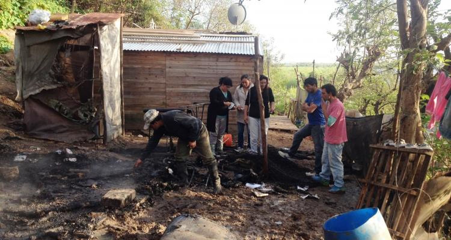 Destrucción total en una vivienda que se incendió esta mañana