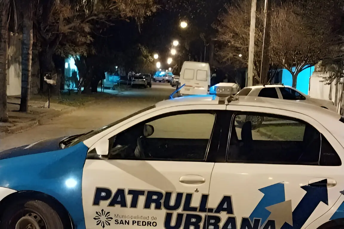 La Patrulla Urbana cortó la calle en la zona del allanamiento, en el barrio Los Aromos.