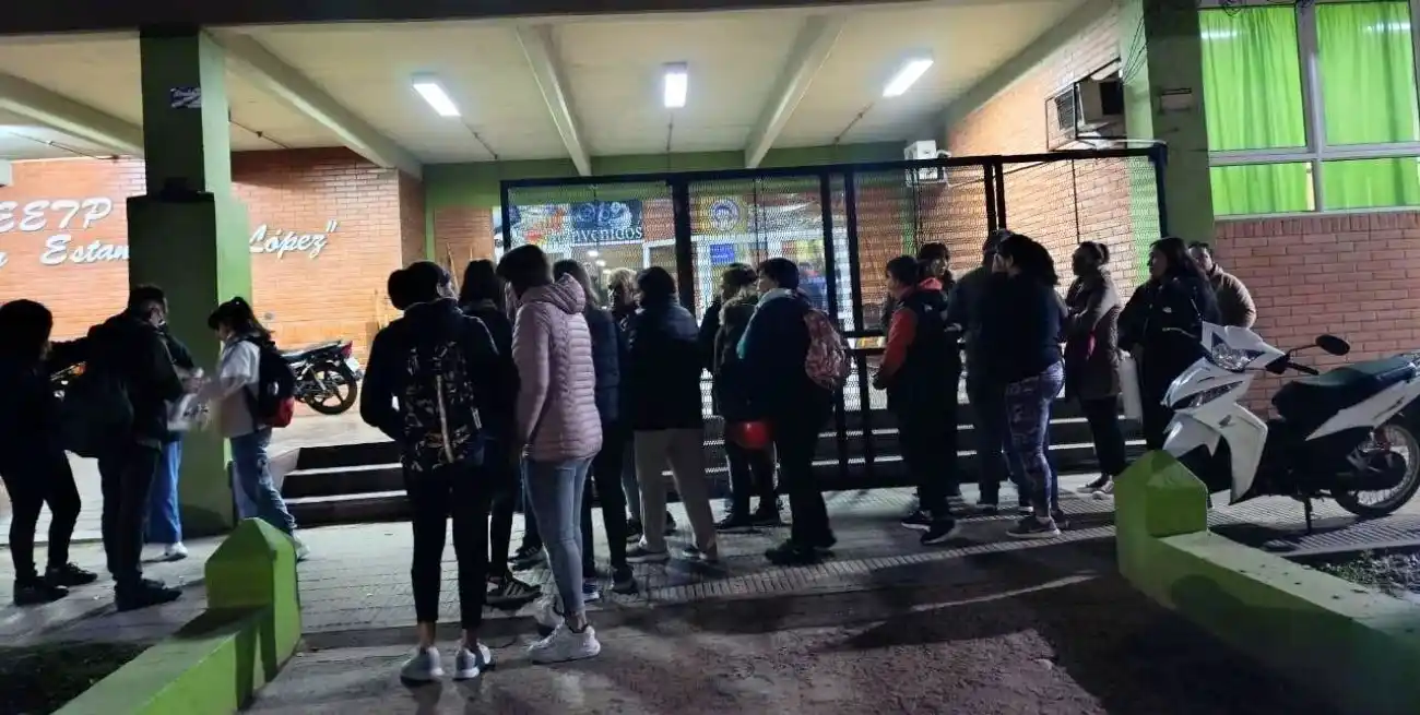 Padres y alumnos protestaron y colocaron carteles en la escuela de enseñanza técnica 453, Estanislao Lopez.