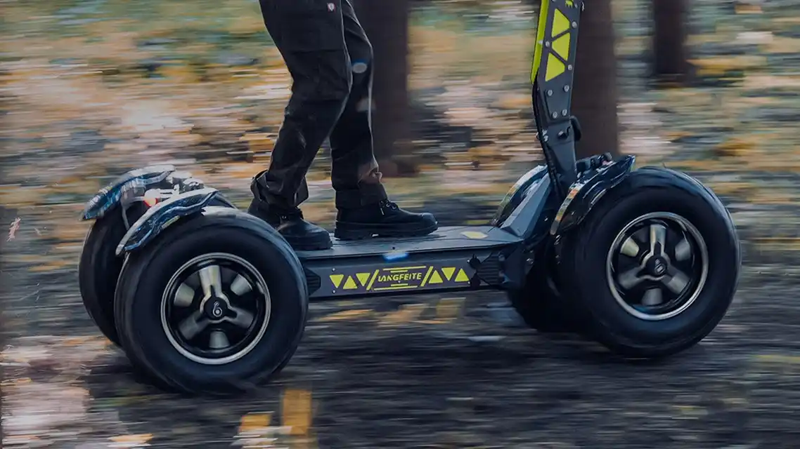 Probó un monopatín eléctrico 4x4 de $25 millones en Necochea, subió médanos y terminó en el mar