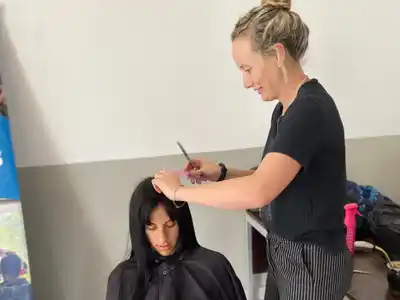 “Tijeras Solidarias” llegó al barrio Rivadavia con corte de pelo gratuitos