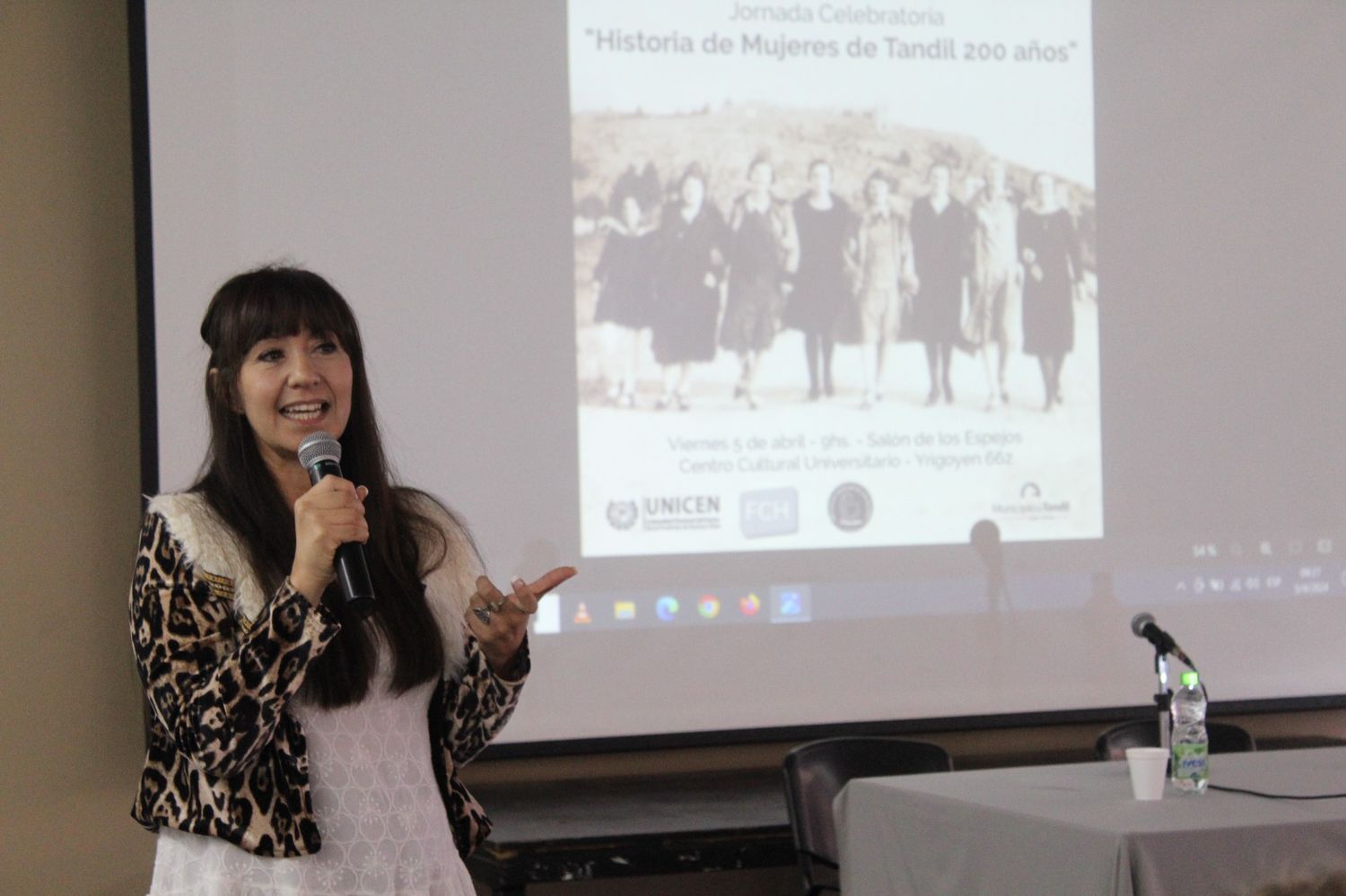 La licenciada en Historia Karina Carreño, en la inauguración de la jornada. (Foto: Unicen).