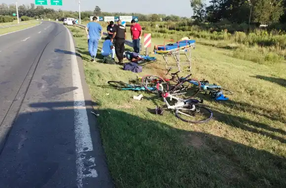 Falleció uno de los ciclistas embestidos por una trafic en la autopista Rosario-Córdoba