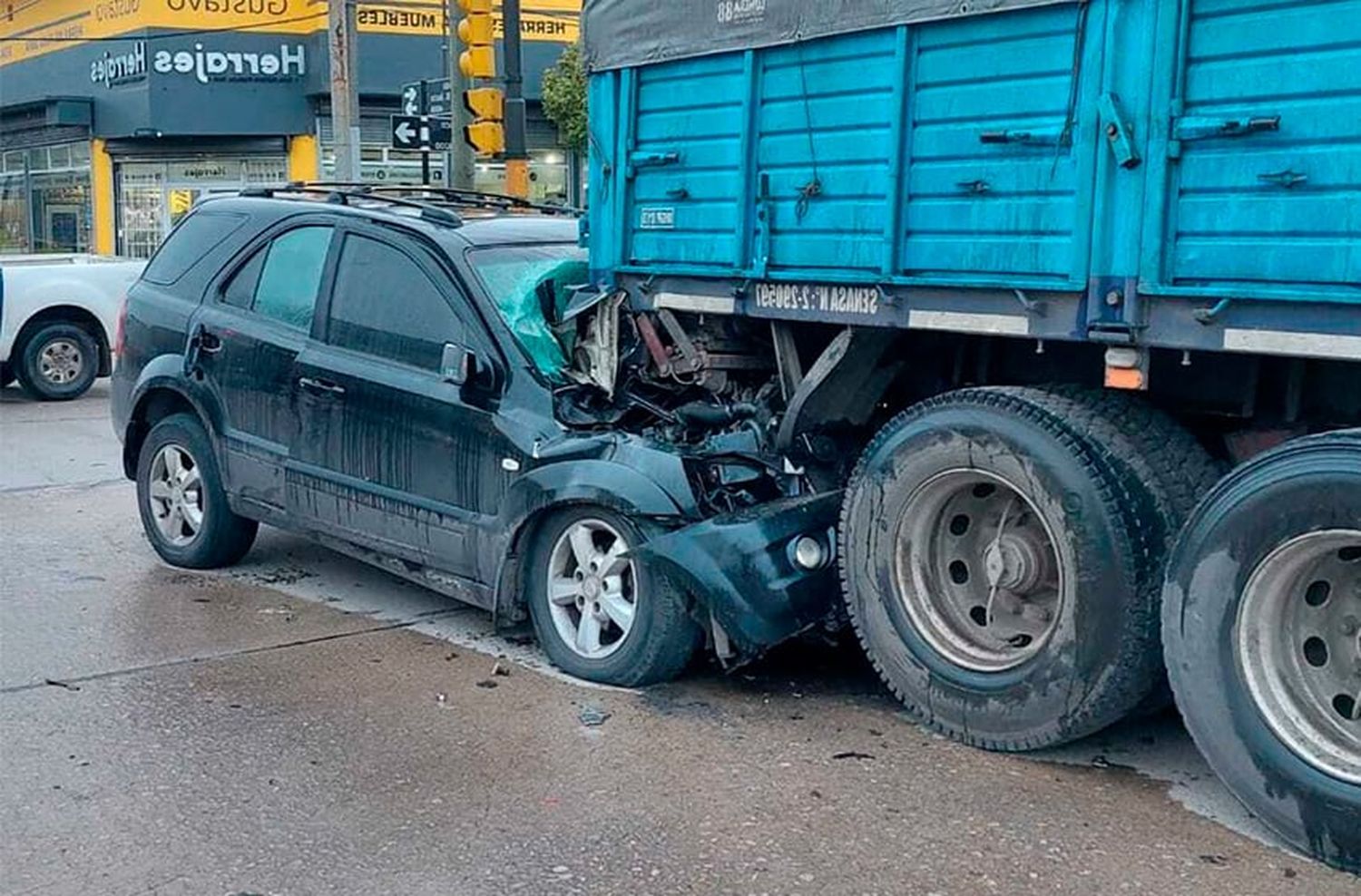 Un auto se incrustó detrás de un camión