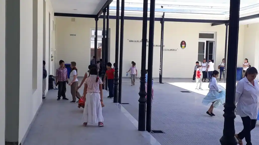 Bahillo y De la Fuente recorrieron la obra de restauración de la escuela Rocamora