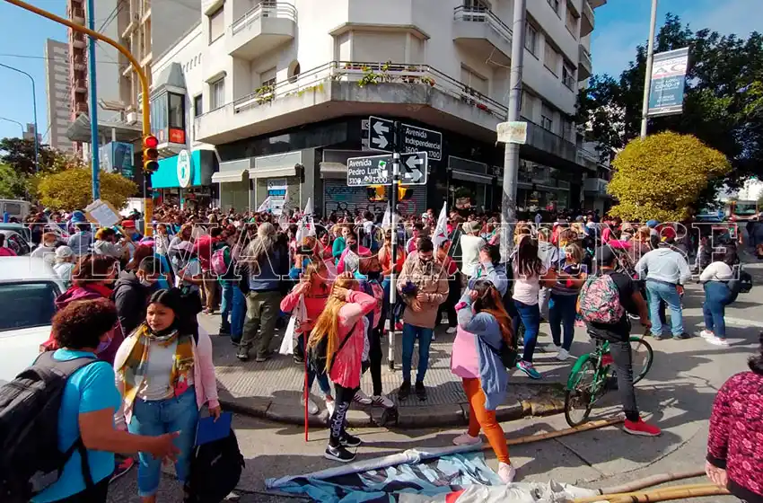 Corte total en Luro: organizaciones sociales reclaman trabajo, techo y mejores condiciones