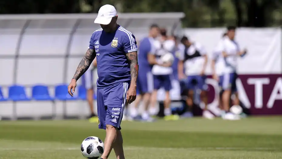 Sampaoli probó línea de tres y borró a Di María, Biglia y Rojo