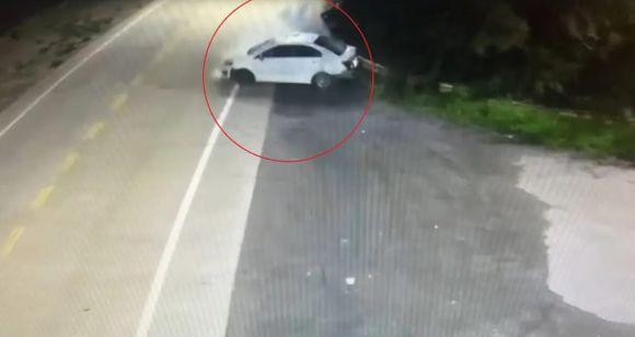 Ensenada: un policía chocó en Punta Lara y le hallaron drogas, alcohol y un arma en el auto