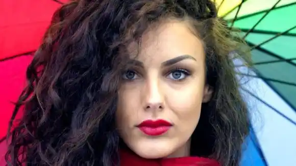 Lluvia y rulos: Los trucos para dar batalla al frizz y mantener tus rizos bajo control