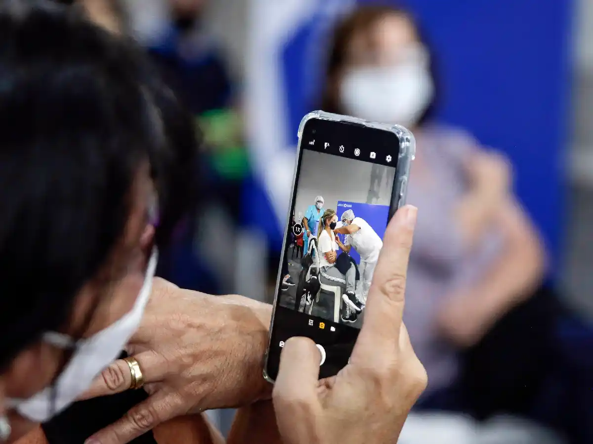 Por qué una persona vacunada puede contagiarse igual: qué dicen los expertos