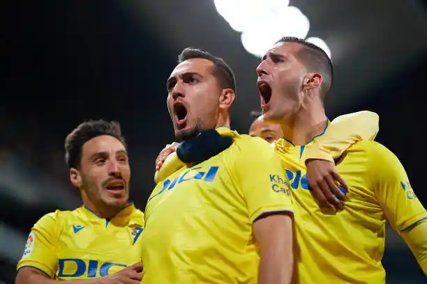 Escalante abrió la victoria de Cádiz