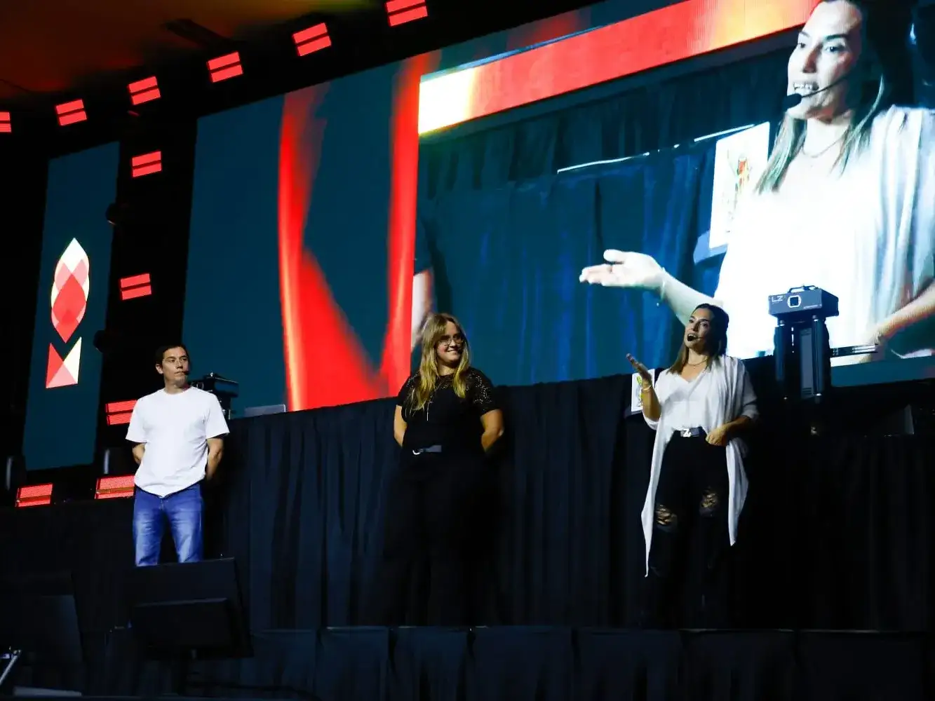 La actividad integró el ciclo Charlas Alrededor del Fuego y contó con la participación de Paula Gajduczyk, directora de Niñez, Adolescencia y Familia del Municipio, junto a Luciana Castronovo y Martín Canales, integrantes de dos familias que participan del programa.