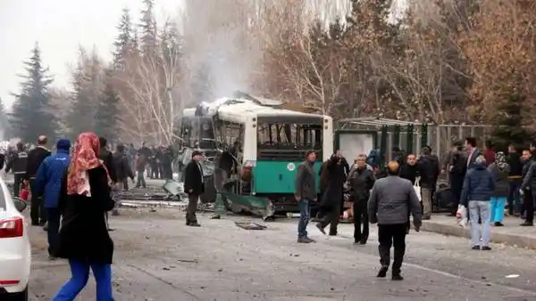 Atentado con coche bomba en Turquía: 13 militares muertos