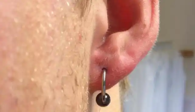 Un adolescente se puso un piercing en la oreja, se le infectó y murió